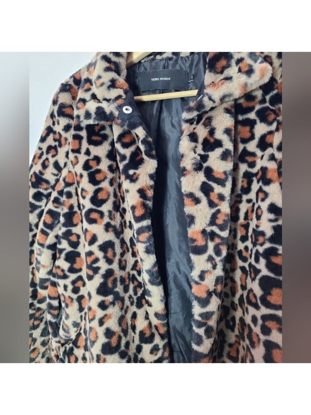 Vero Moda cropped leopard print faux fur jacket- Size small - Picture 5 of 5